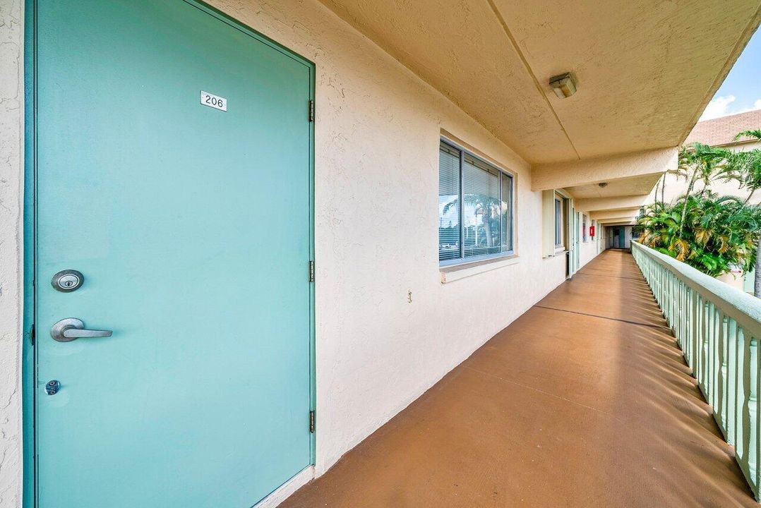 For Sale: $98,900 (1 beds, 1 baths, 764 Square Feet)