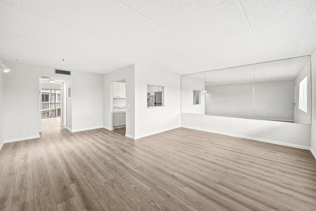 For Sale: $98,900 (1 beds, 1 baths, 764 Square Feet)