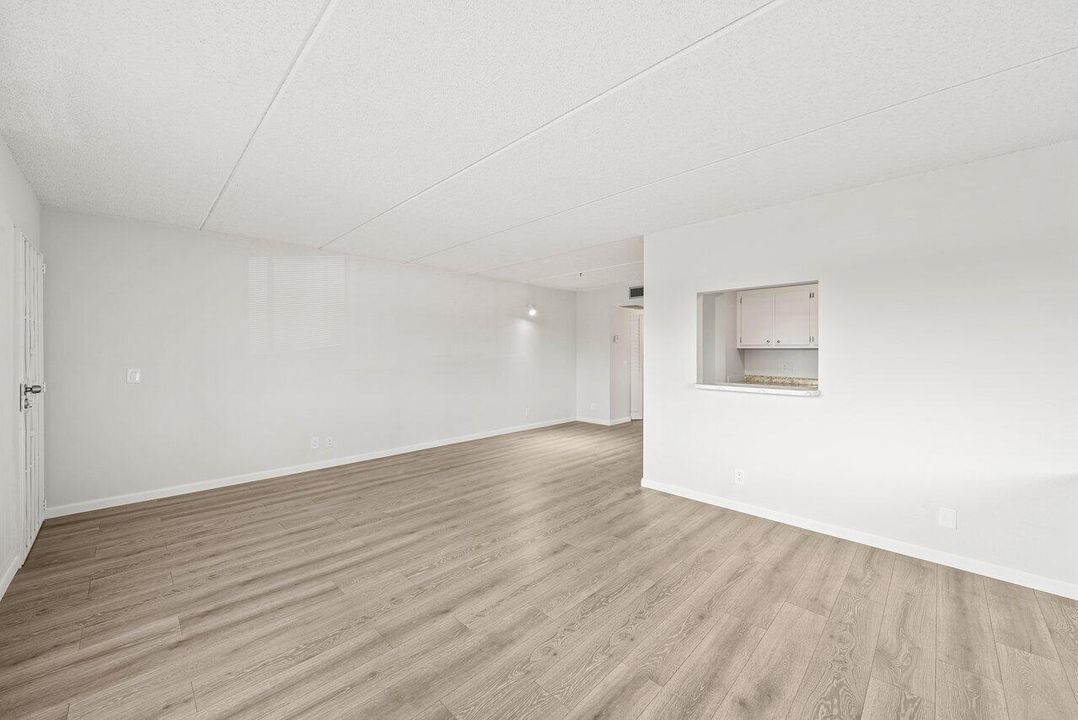 For Sale: $98,900 (1 beds, 1 baths, 764 Square Feet)