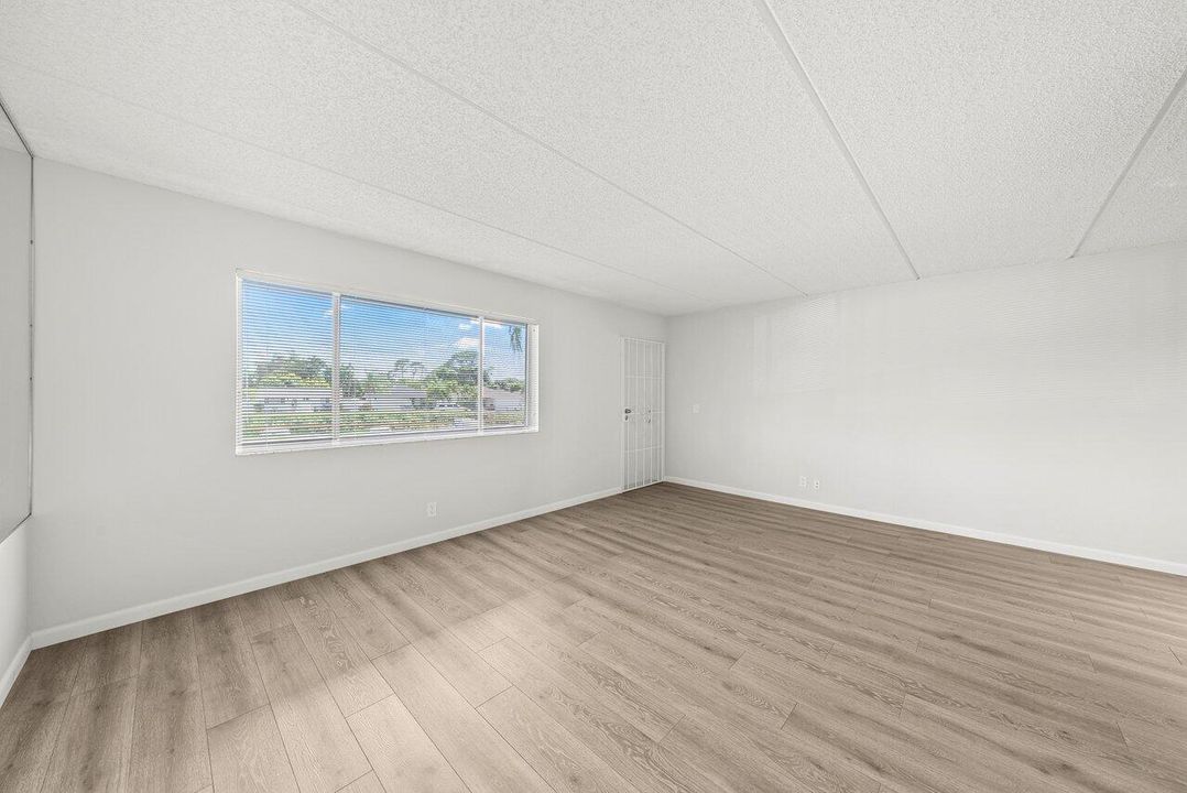 For Sale: $98,900 (1 beds, 1 baths, 764 Square Feet)