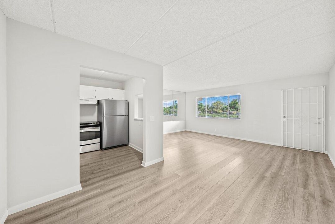 For Sale: $98,900 (1 beds, 1 baths, 764 Square Feet)