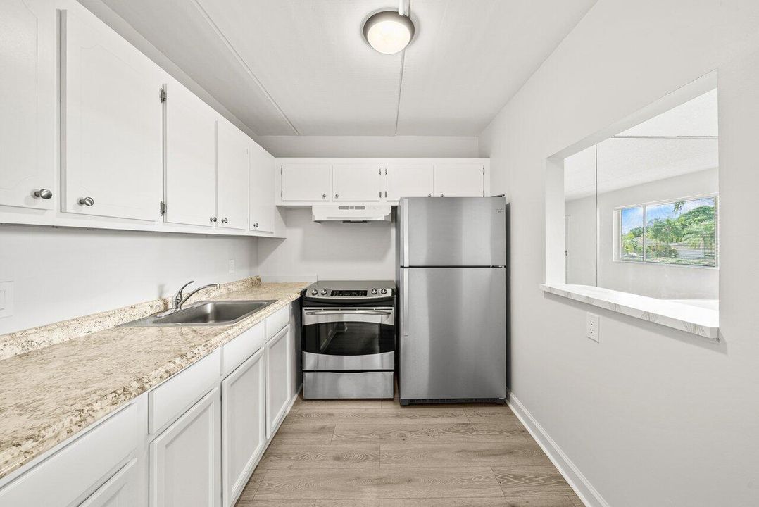 For Sale: $98,900 (1 beds, 1 baths, 764 Square Feet)