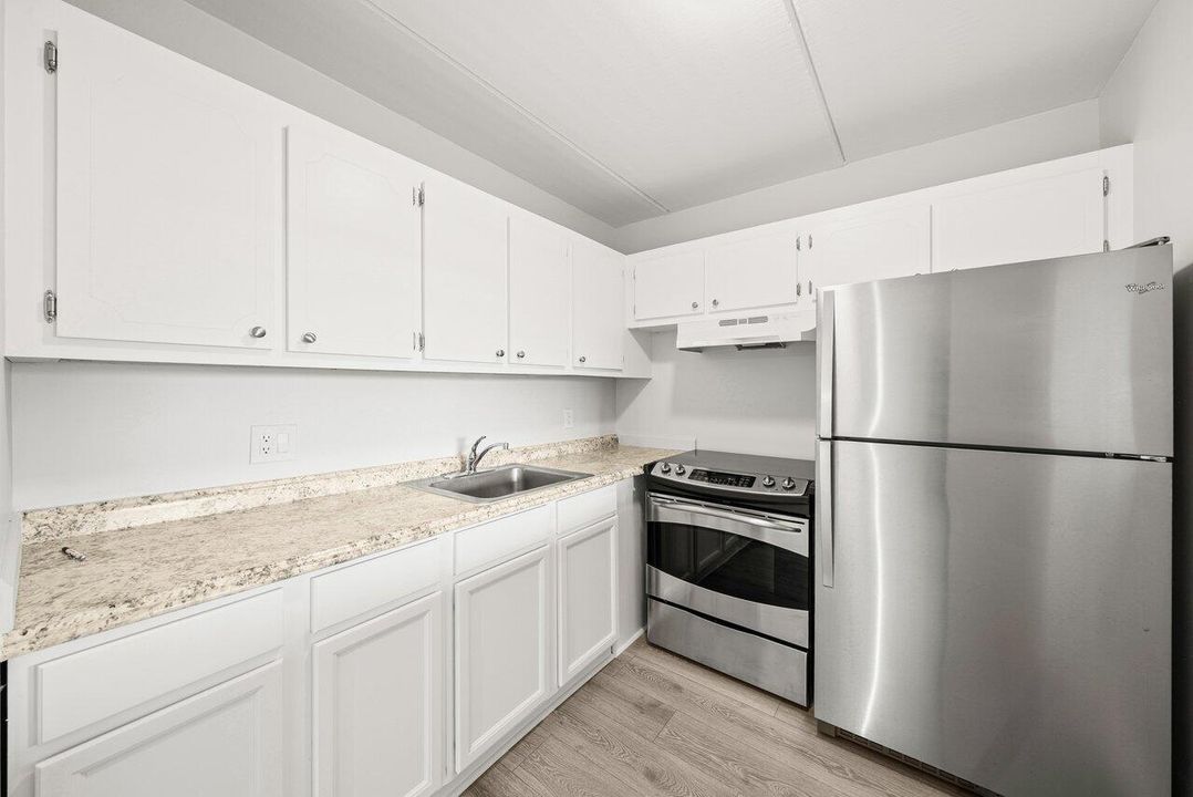 For Sale: $98,900 (1 beds, 1 baths, 764 Square Feet)