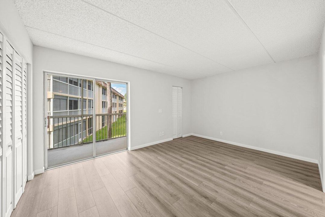 For Sale: $98,900 (1 beds, 1 baths, 764 Square Feet)