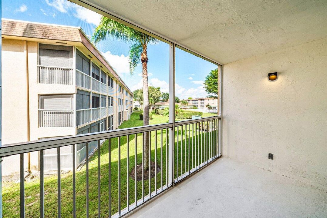 For Sale: $98,900 (1 beds, 1 baths, 764 Square Feet)