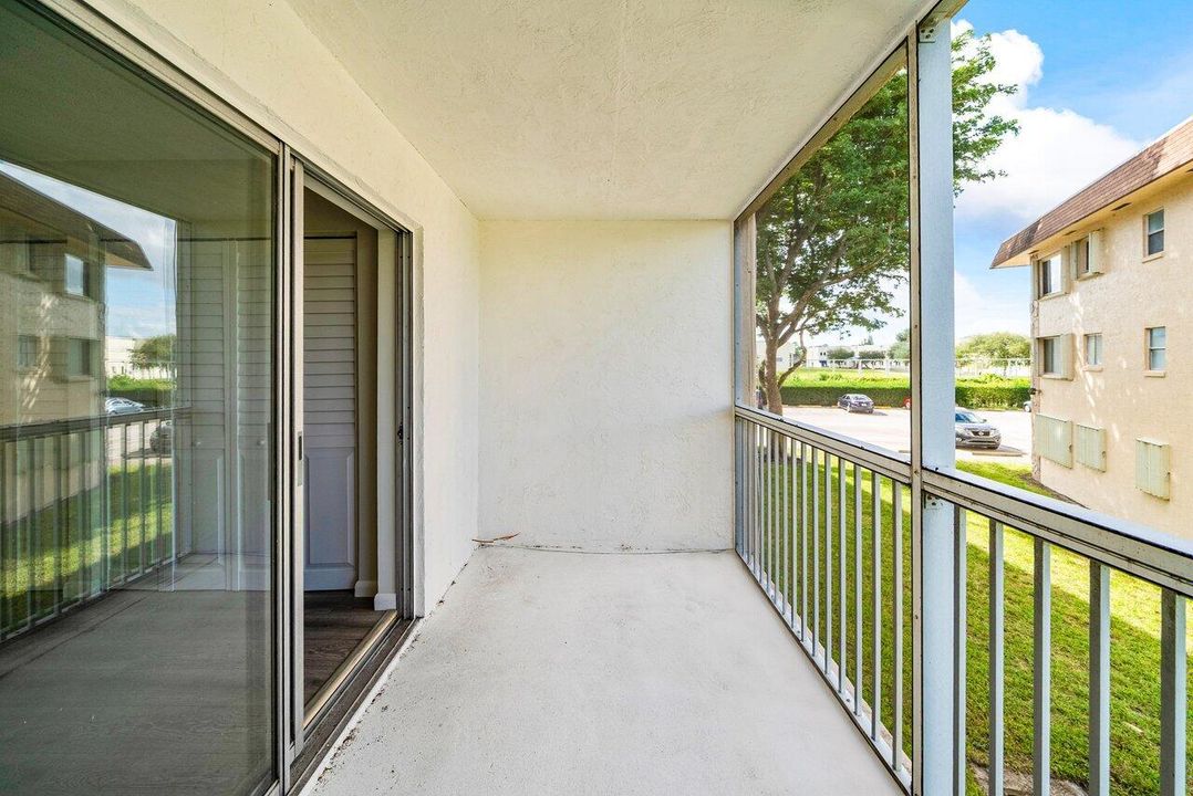 For Sale: $98,900 (1 beds, 1 baths, 764 Square Feet)