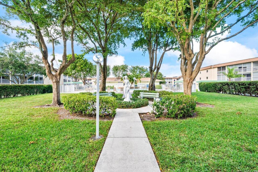 For Sale: $98,900 (1 beds, 1 baths, 764 Square Feet)