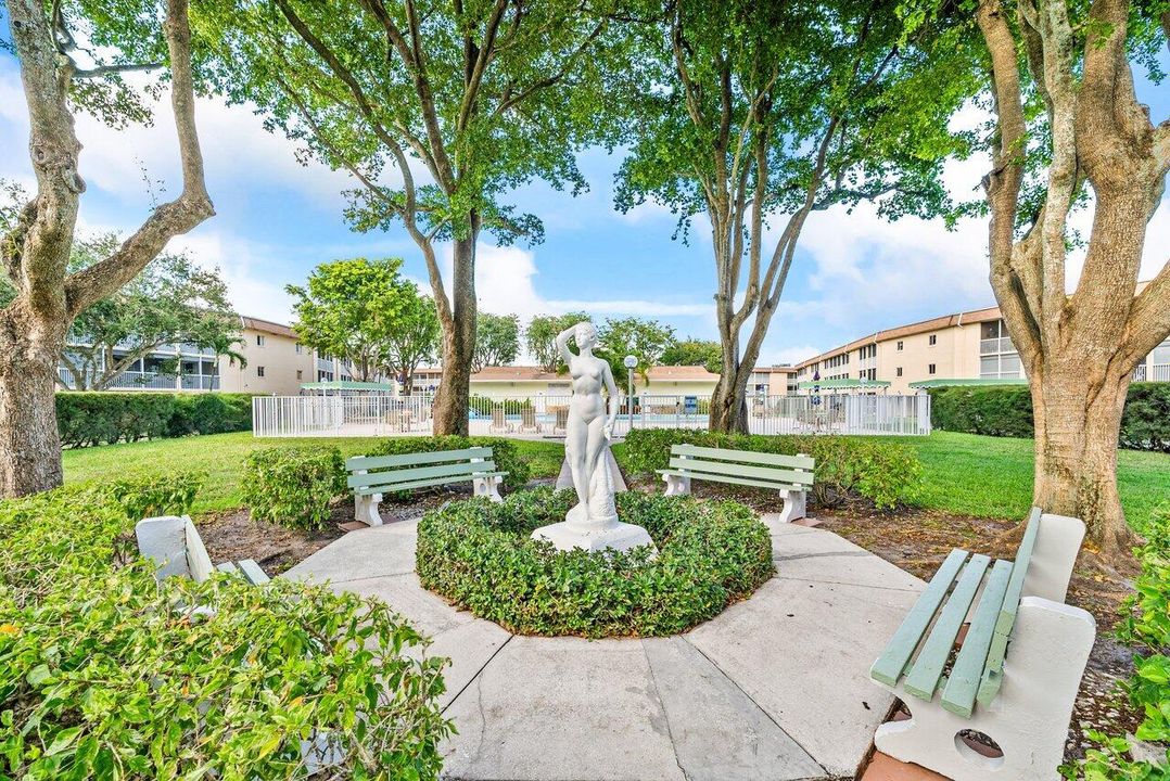 For Sale: $98,900 (1 beds, 1 baths, 764 Square Feet)