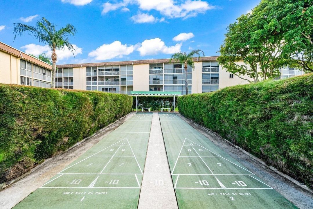 For Sale: $98,900 (1 beds, 1 baths, 764 Square Feet)