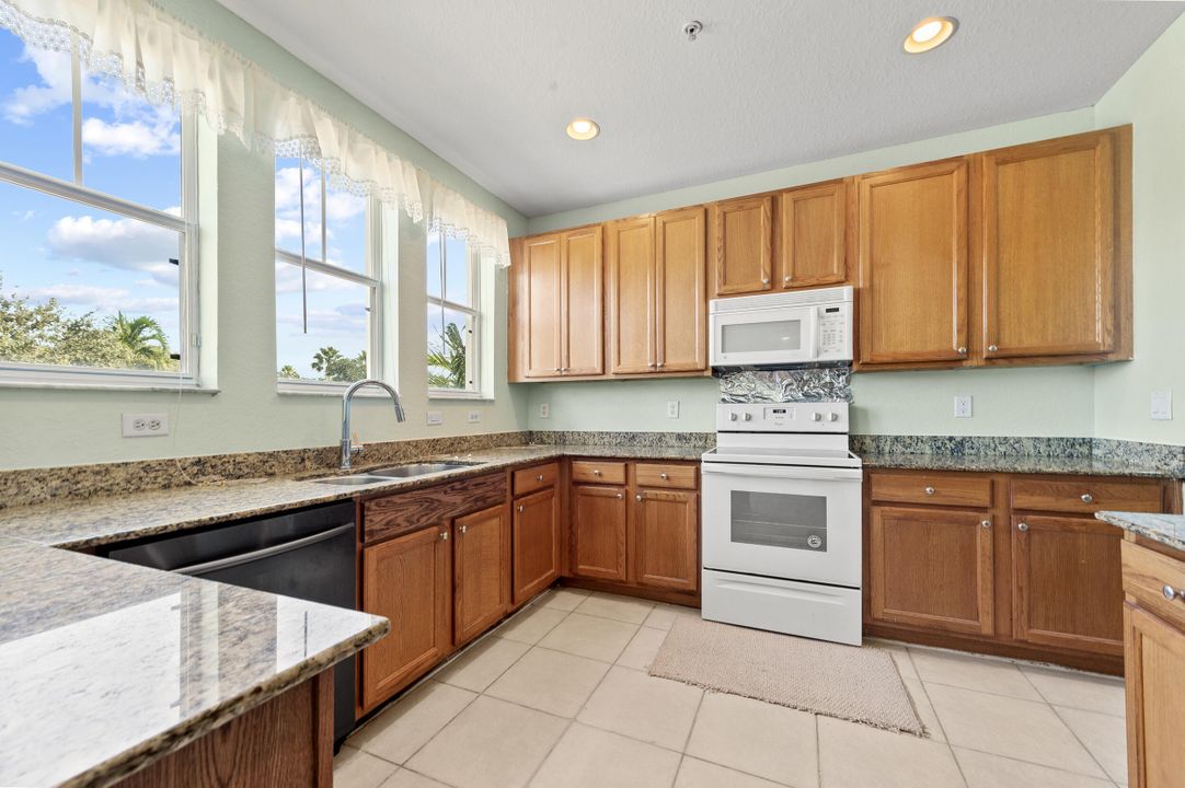 For Sale: $420,000 (4 beds, 3 baths, 2215 Square Feet)