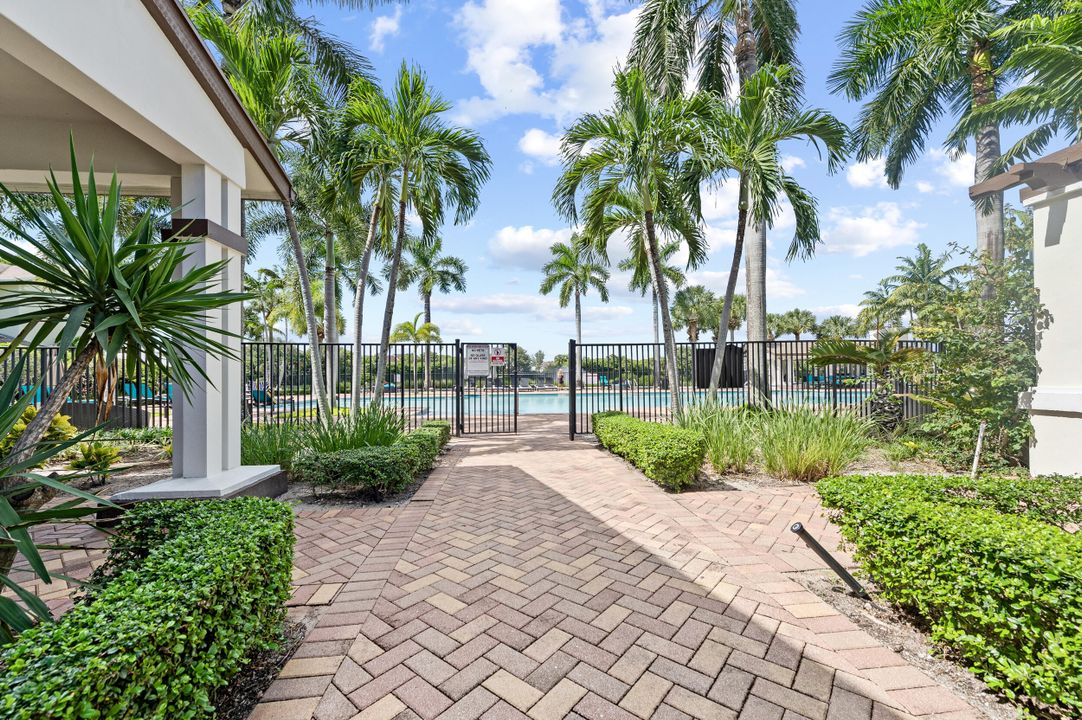 For Sale: $420,000 (4 beds, 3 baths, 2215 Square Feet)