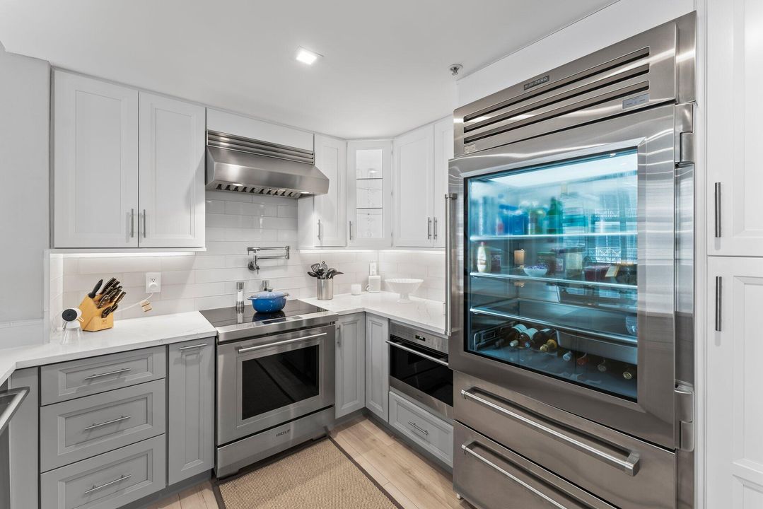 For Sale: $1,500,000 (2 beds, 2 baths, 998 Square Feet)