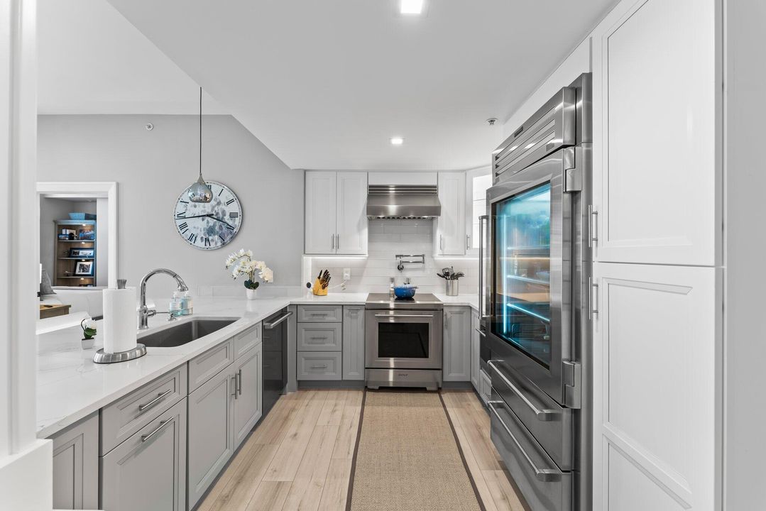 For Sale: $1,500,000 (2 beds, 2 baths, 998 Square Feet)