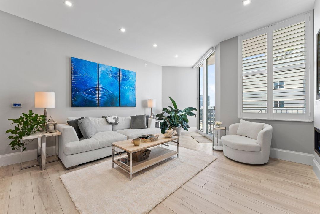 For Sale: $1,500,000 (2 beds, 2 baths, 998 Square Feet)