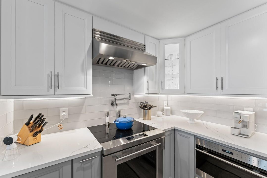 For Sale: $1,500,000 (2 beds, 2 baths, 998 Square Feet)