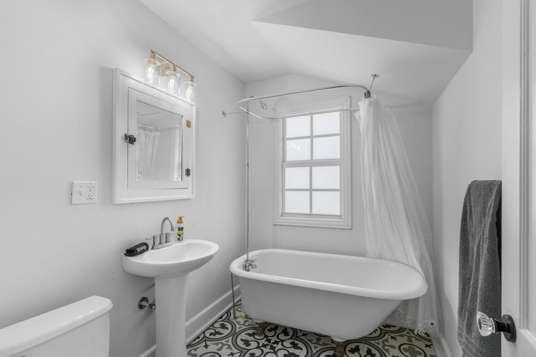 For Sale: $1,495,000 (3 beds, 2 baths, 2104 Square Feet)