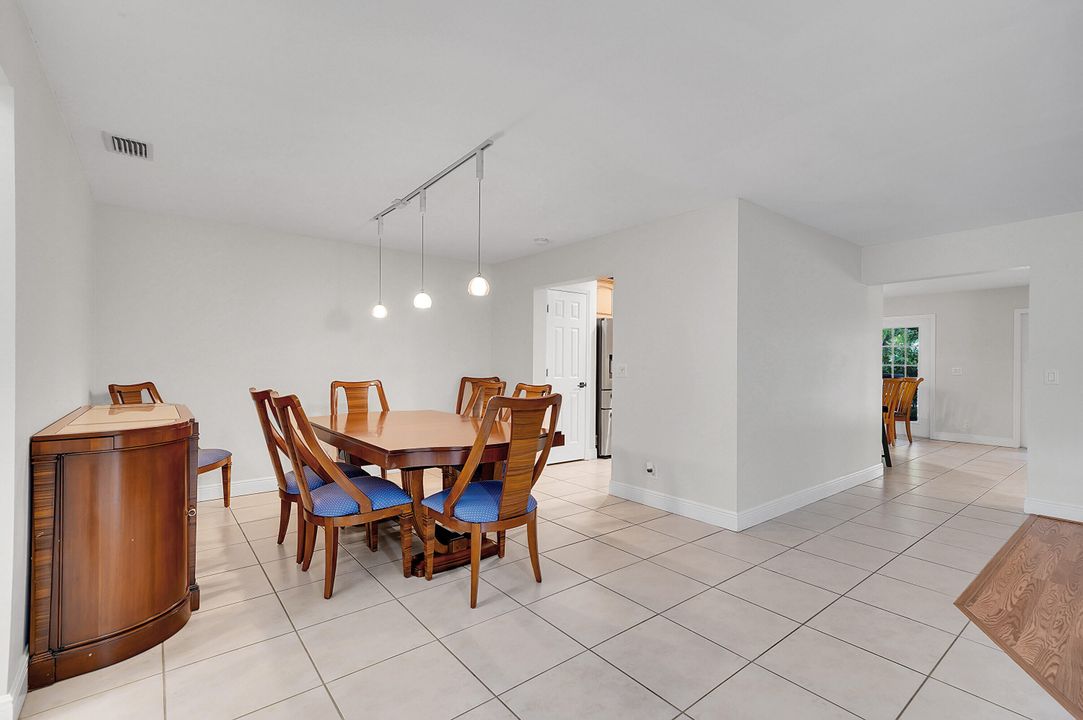 合同活跃: $539,000 (4 贝兹, 2 浴室, 2276 平方英尺)