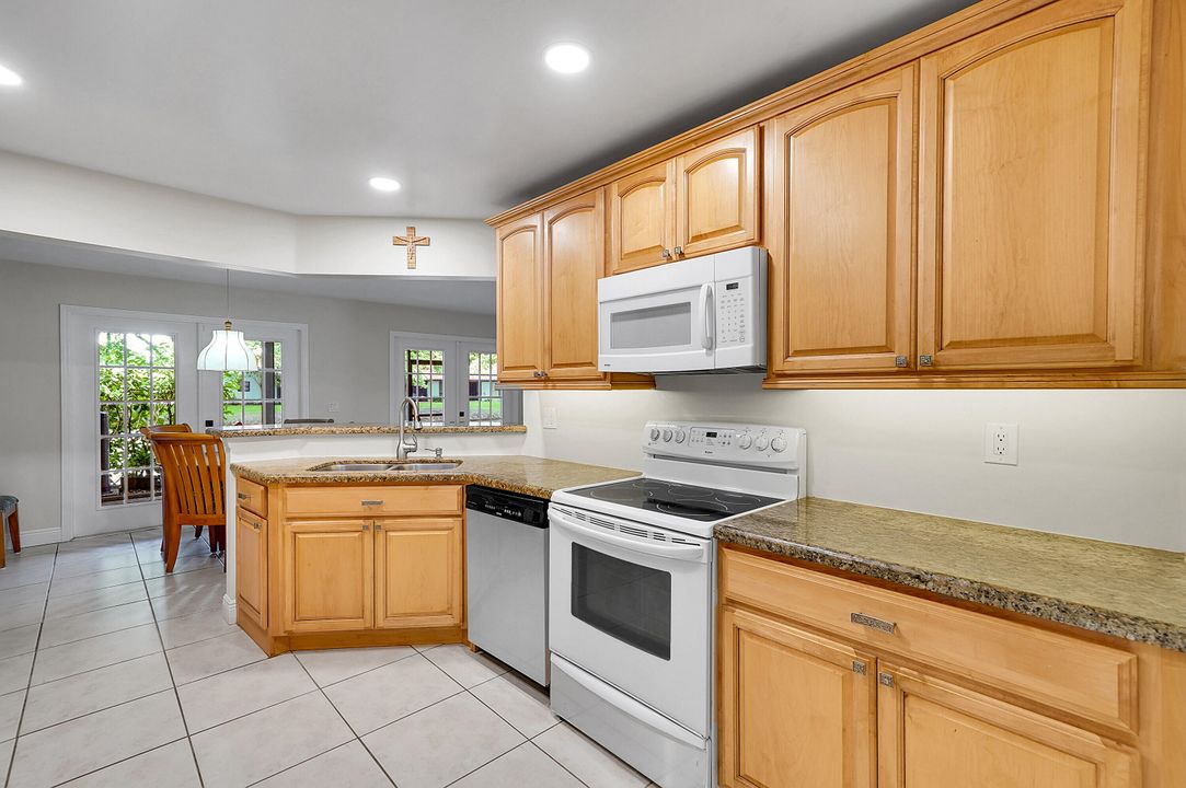 合同活跃: $539,000 (4 贝兹, 2 浴室, 2276 平方英尺)