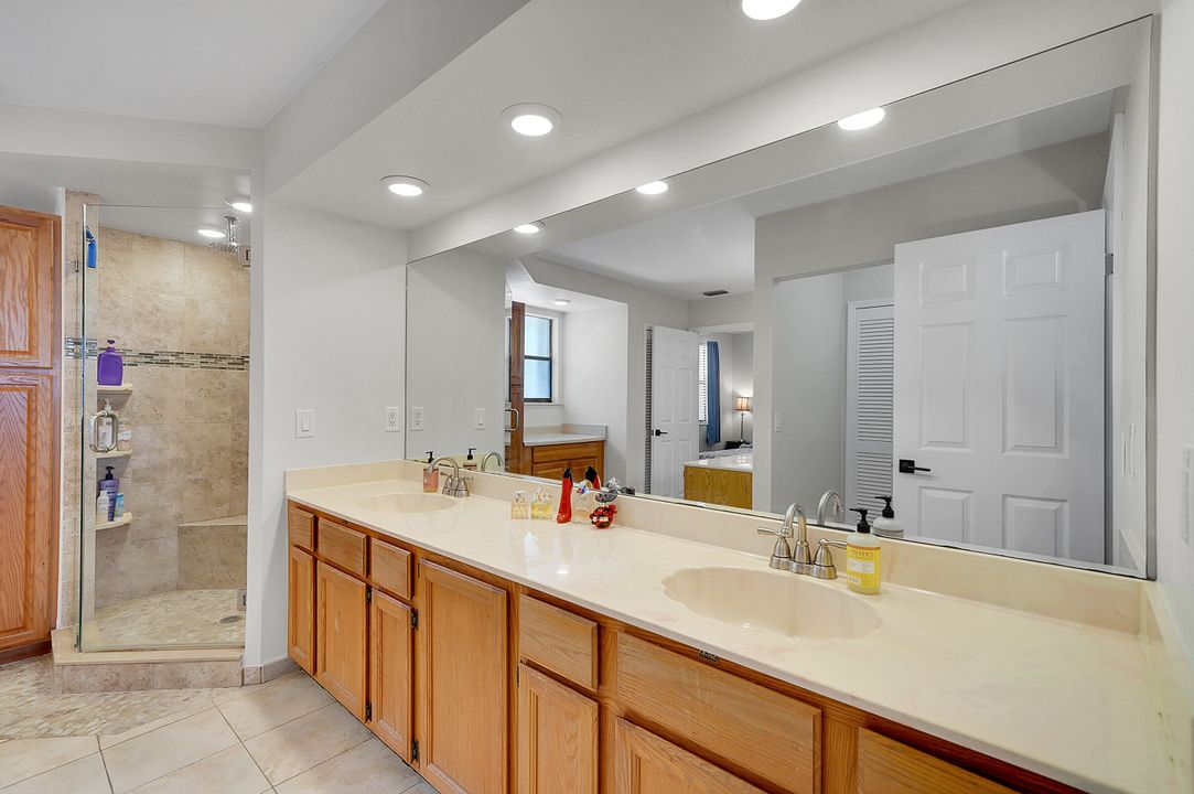 合同活跃: $539,000 (4 贝兹, 2 浴室, 2276 平方英尺)