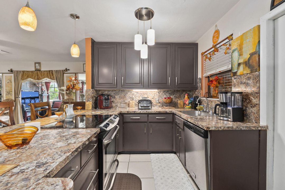 На продажу: $315,000 (3 спален, 2 ванн, 1557 Квадратных фут)