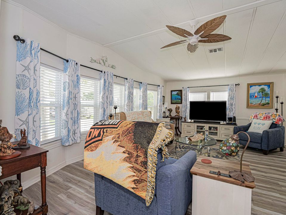 待售: $264,000 (2 贝兹, 2 浴室, 1146 平方英尺)