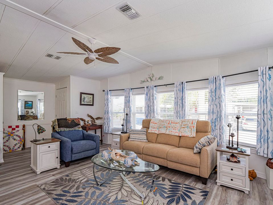 待售: $264,000 (2 贝兹, 2 浴室, 1146 平方英尺)