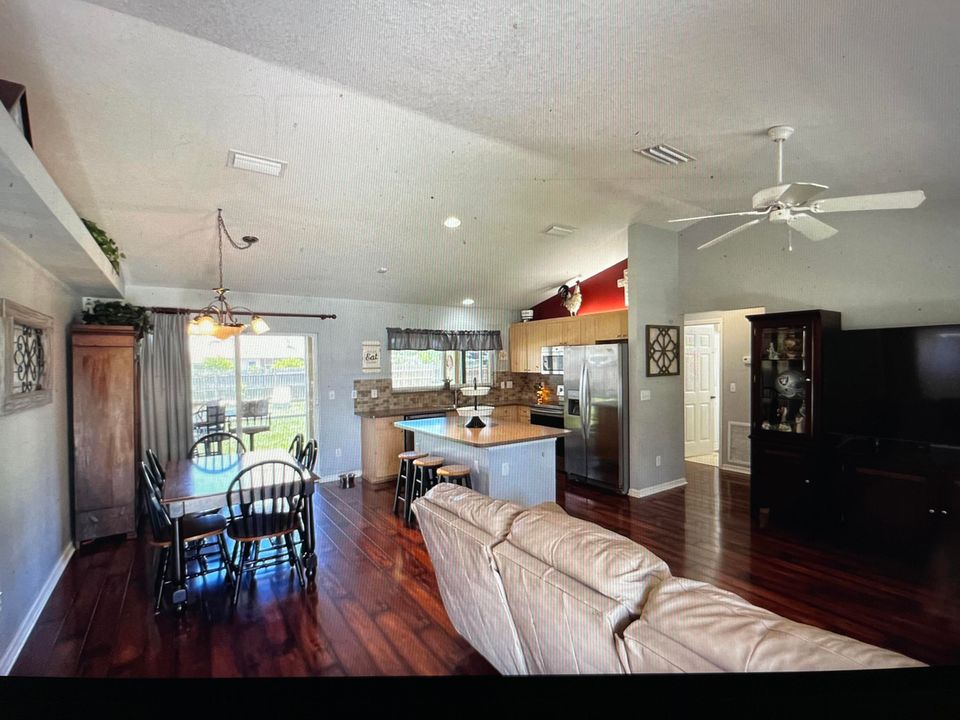 For Sale: $375,000 (3 beds, 2 baths, 1287 Square Feet)