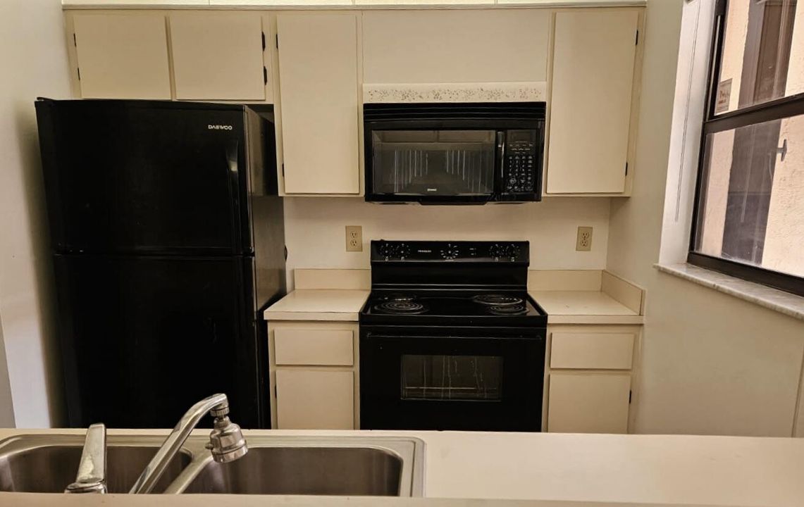 For Sale: $269,999 (2 beds, 2 baths, 1102 Square Feet)