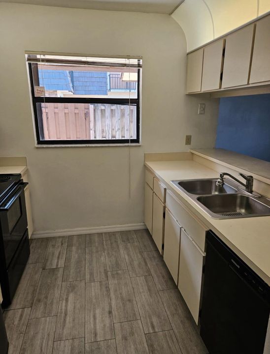 For Sale: $269,999 (2 beds, 2 baths, 1102 Square Feet)