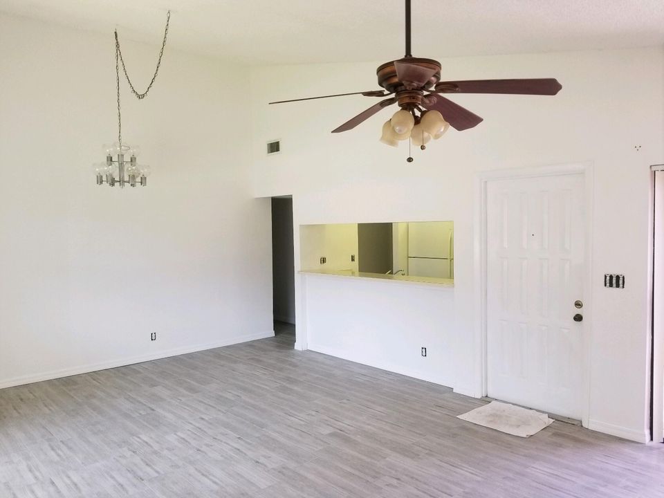 For Sale: $269,999 (2 beds, 2 baths, 1102 Square Feet)