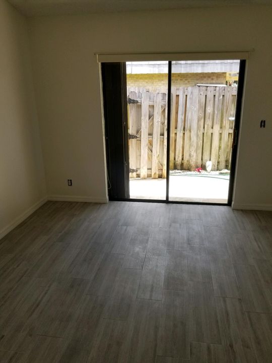 For Sale: $269,999 (2 beds, 2 baths, 1102 Square Feet)