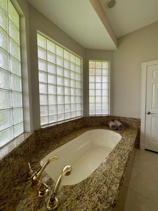 For Rent: $6,500 (2 beds, 1 baths, 1000 Square Feet)