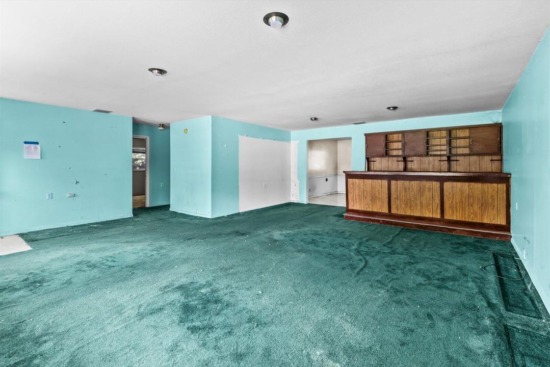 Под контрактом: $251,750 (3 спален, 2 ванн, 1728 Квадратных фут)