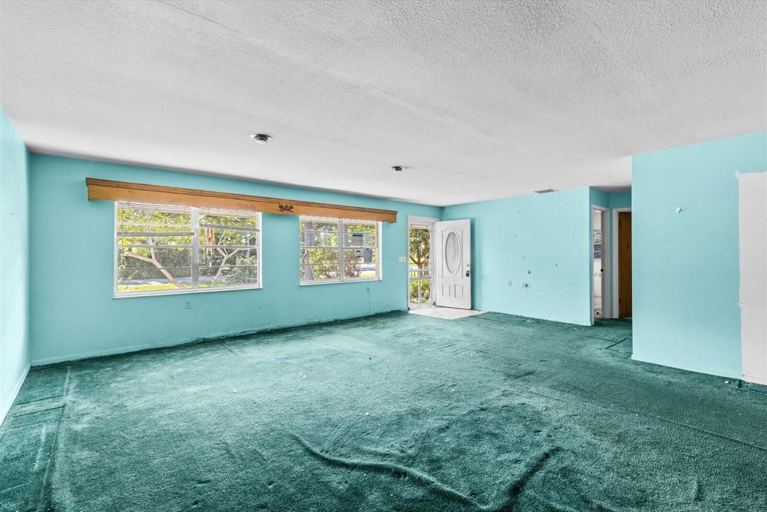 Под контрактом: $251,750 (3 спален, 2 ванн, 1728 Квадратных фут)