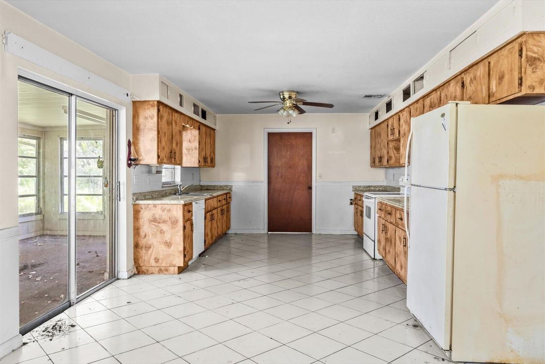 Под контрактом: $251,750 (3 спален, 2 ванн, 1728 Квадратных фут)