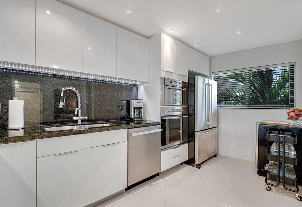 For Rent: $3,600 (2 beds, 2 baths, 1121 Square Feet)