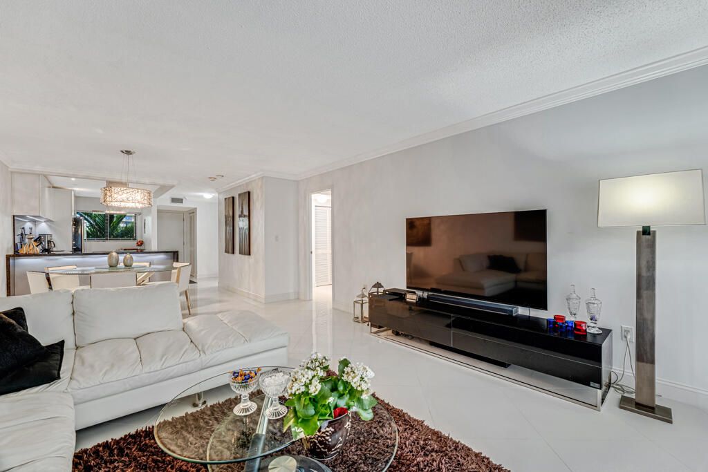 For Rent: $3,600 (2 beds, 2 baths, 1121 Square Feet)