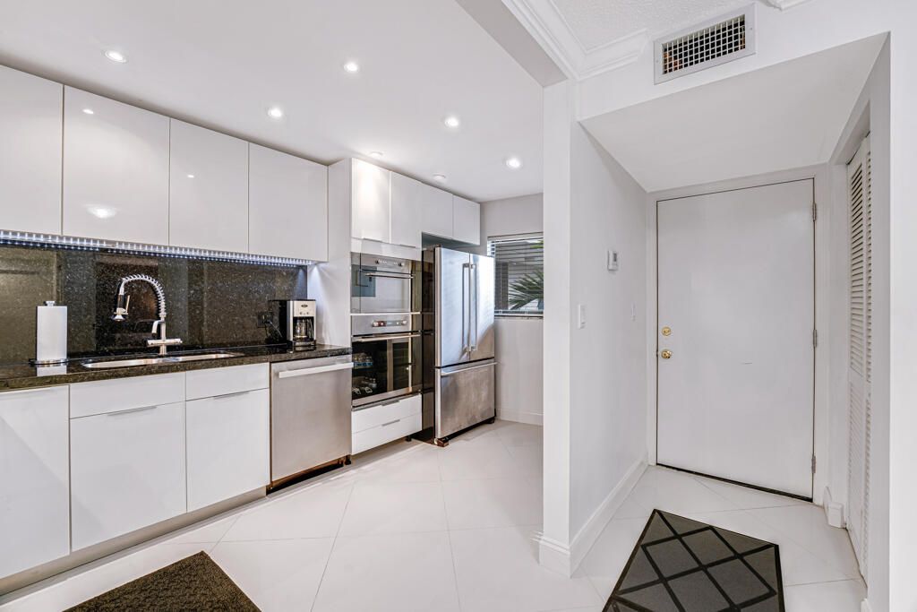 For Rent: $3,600 (2 beds, 2 baths, 1121 Square Feet)