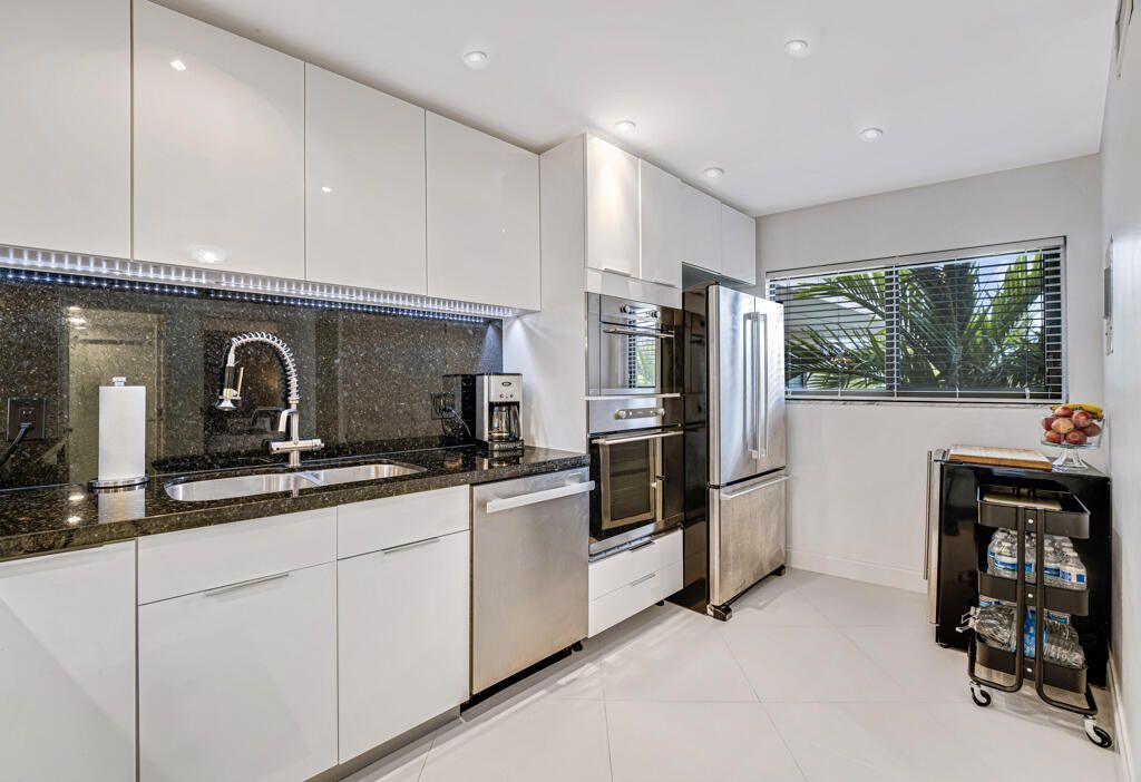 For Rent: $3,600 (2 beds, 2 baths, 1121 Square Feet)