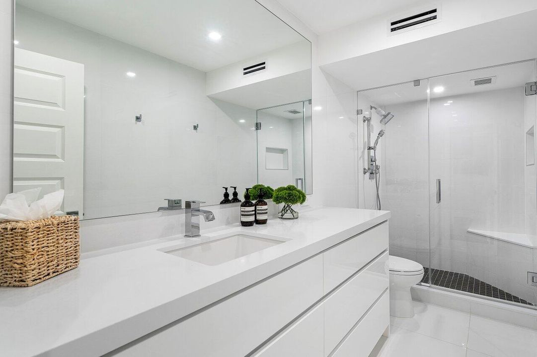 For Sale: $4,595,000 (2 beds, 2 baths, 1717 Square Feet)