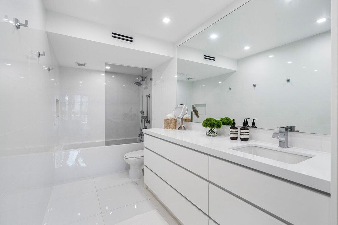 For Sale: $4,595,000 (2 beds, 2 baths, 1717 Square Feet)