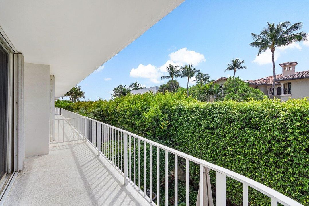 For Sale: $4,595,000 (2 beds, 2 baths, 1717 Square Feet)