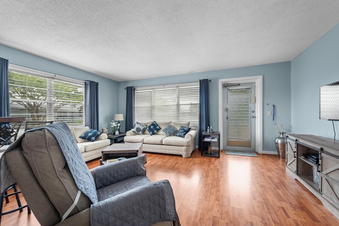 For Sale: $104,000 (1 beds, 1 baths, 702 Square Feet)