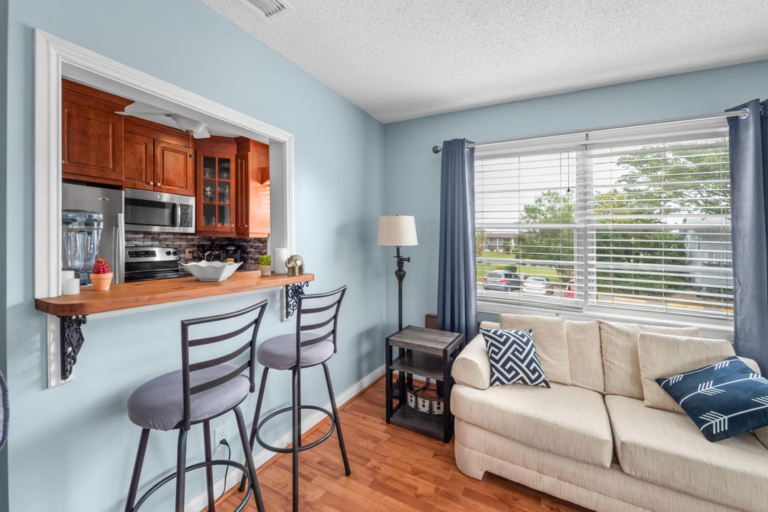 For Sale: $104,000 (1 beds, 1 baths, 702 Square Feet)