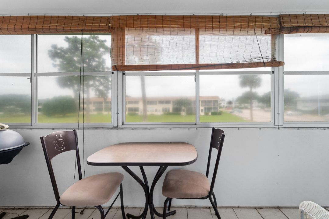 For Sale: $104,000 (1 beds, 1 baths, 702 Square Feet)