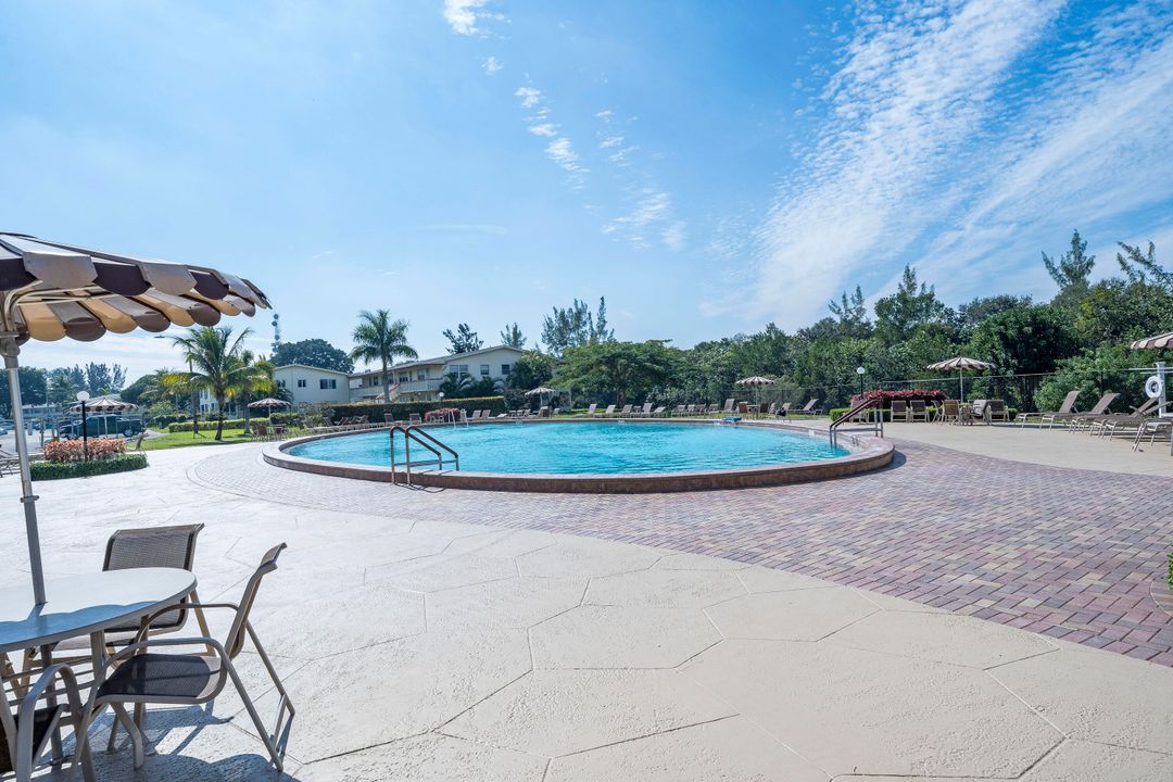 For Sale: $104,000 (1 beds, 1 baths, 702 Square Feet)