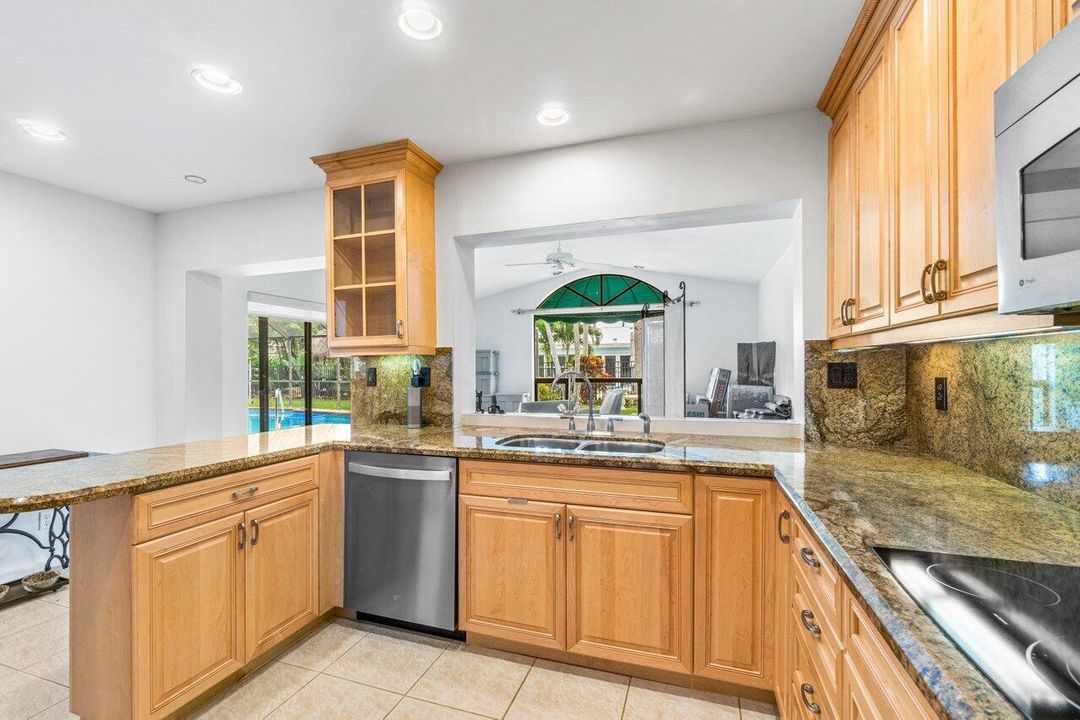 Active With Contract: $3,900 (2 beds, 2 baths, 1938 Square Feet)