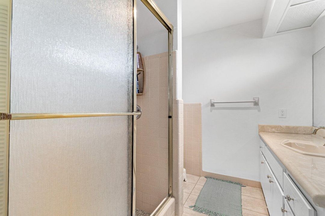 Active With Contract: $3,900 (2 beds, 2 baths, 1938 Square Feet)