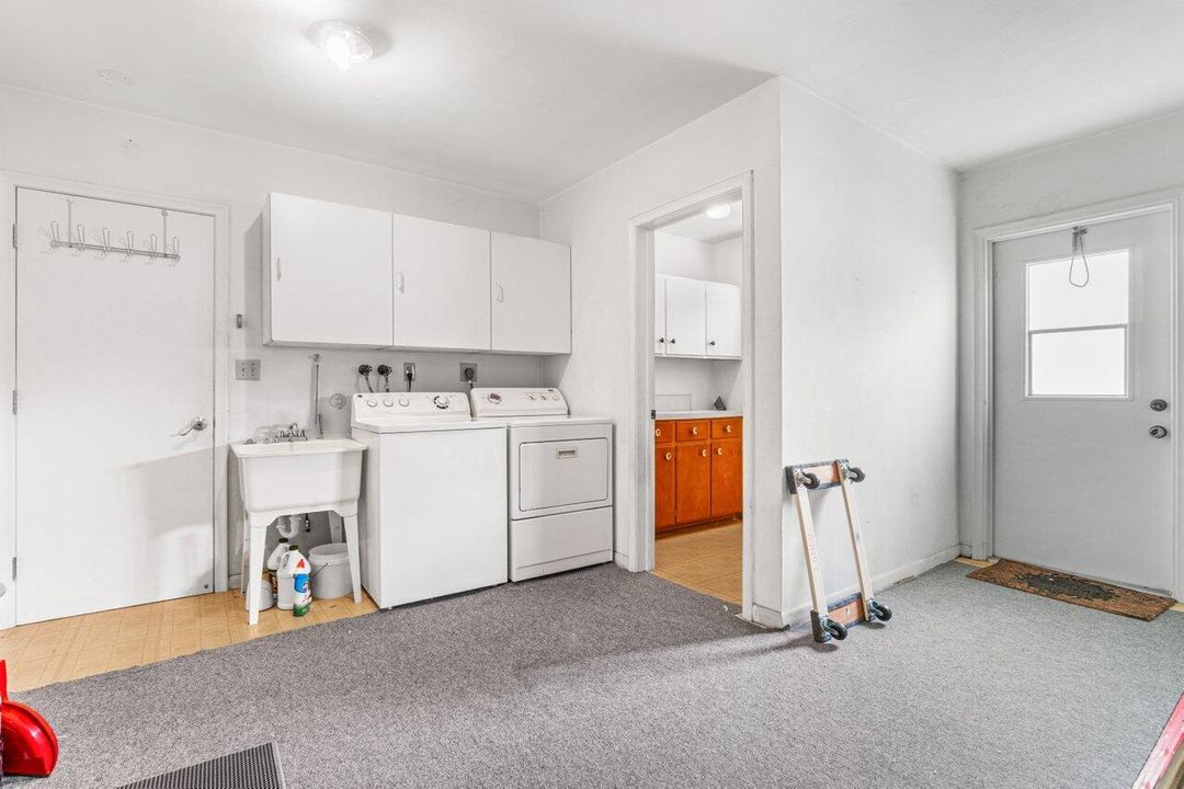 Active With Contract: $3,900 (2 beds, 2 baths, 1938 Square Feet)