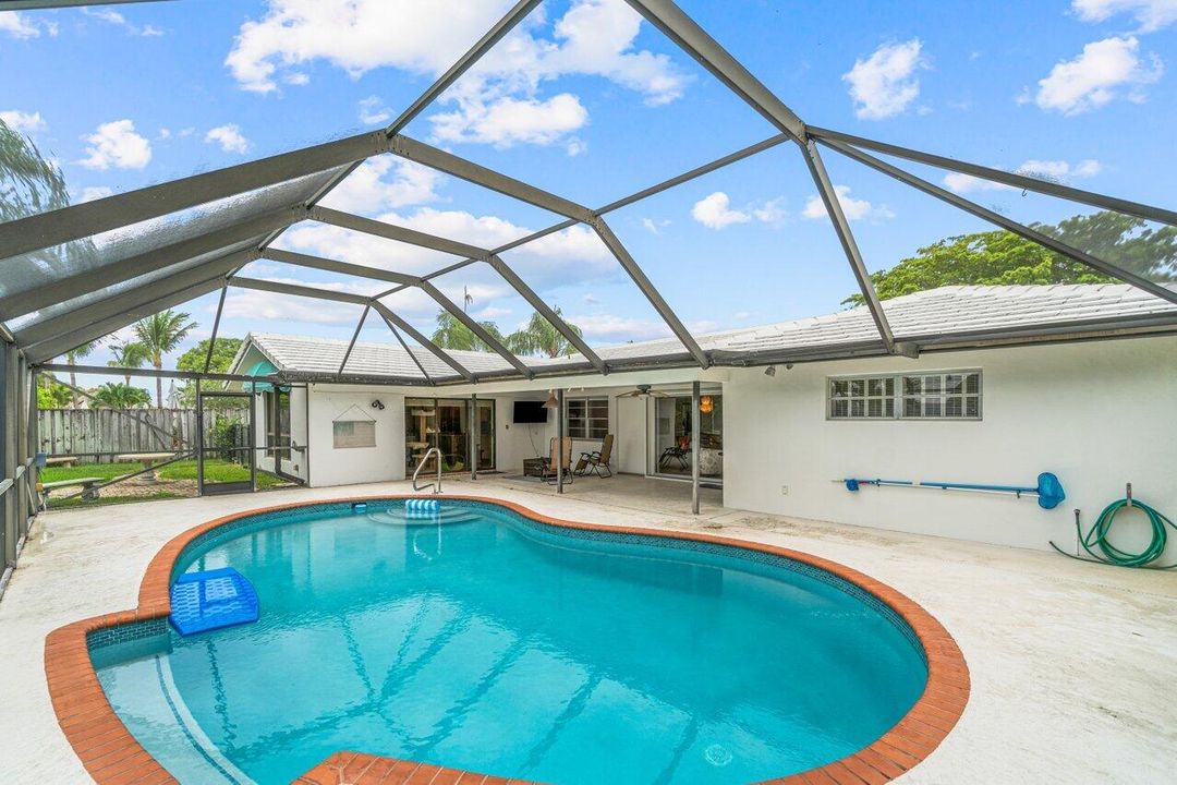 Active With Contract: $3,900 (2 beds, 2 baths, 1938 Square Feet)